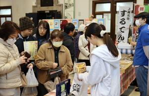 地域のソウルフードを求め、家族連れらでにぎわったするてんまつり=1月25日、上越市本町3