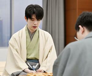 　第７５期王将戦７番勝負第６局で永瀬拓矢九段（手前）に勝利した藤井聡太王将＝１９日午後、名古屋市