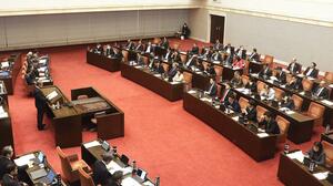 柏崎刈羽原発の再稼働問題や病院再編などが議論された県議会１２月定例会の一般質問＝５日