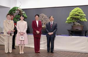 　第１００回国風盆栽展を鑑賞される天皇、皇后両陛下と愛子さま、寛仁親王妃信子さま＝１７日午後、東京都台東区の東京都美術館（代表撮影）