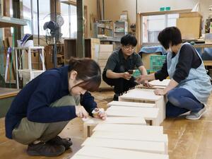 桐たんす作りの技術を学ぶ地域おこし協力隊の2人=加茂市青海町2