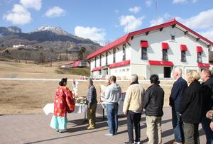 今シーズンの安全を祈願する関係者=妙高市の赤倉観光リゾートスキー場