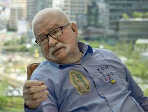 報道陣の質問に答えるポーランドのワレサ元大統領=5月、大阪市北区