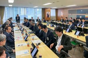 東京・永田町の党本部で開かれた自民党安全保障調査会の会合=13日午後