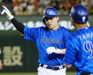 5回、適時打を放ちポーズをとるDeNA・佐野=東京ドーム