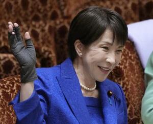 参院予算委の集中審議で答弁のため挙手する高市早苗首相=3月