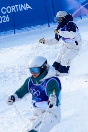 男子デュアルモーグル1回戦 コブを攻める藤木豪心(奥)=リビーニョ(共同)