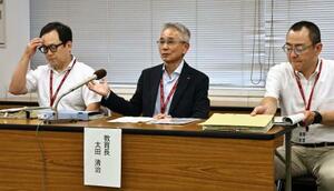 SNS上で拡散した誤情報について、記者会見する北九州市教委の太田清治教育長(中央)ら=24日午後、北九州市小倉北区役所