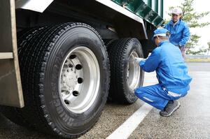 工具を使ってナットの緩みがないか確認する点検作業=新潟市西区