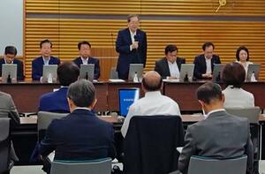 公明党の中央幹事会であいさつする斉藤代表(中央)=31日午前、東京都新宿区の党本部