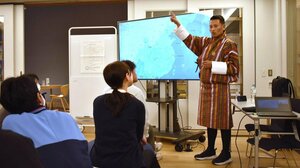 中高生らが外国人との交流を楽しんだ「ほうかご国際文化部」=長岡市大手通2