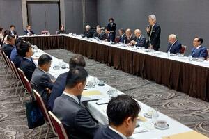 日本医師会の松本吉郎会長が診療所経営の厳しさを訴えた自民党の会合=25日、東京都千代田区