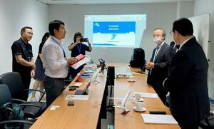 タイの格安航空会社(LCC)「タイ・サマー・エアウェイズ」の幹部と面会する花角英世知事(右奥)ら=バンコク(新潟県提供)