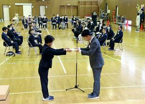 20歳を祝う集いで成人証書を受け取る卒業生=上越市寺町1