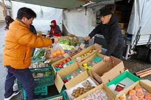 正月用の食材や果物などが並んだ「暮市」=30日、上越市柿崎区