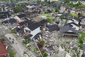 地震と津波の被害を受けた石川県珠洲市の家屋=7月(ドローンから)