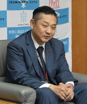 インタビューに応じる大阪府泉佐野市の千代松大耕市長