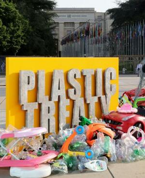 プラスチック条約の政府間交渉委員会が開かれている国連施設前に設置されたオブジェ=13日、ジュネーブ(共同)