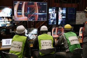 東京電力福島第1原発3号機の原子炉格納容器内の調査に使うドローンの操縦訓練=1日午後、千葉県柏市