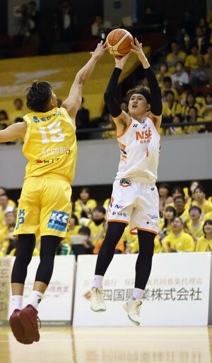 香川-新潟 第2クオーター、川村卓也がシュートを決めて33-40=高松市総合体育館