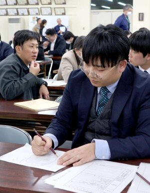 犯人の特徴を聞き出し、似顔絵を描く警察官ら=新潟市西区小新西2