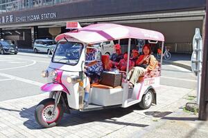 昨夏に行ったトゥクトゥクの実証運行＝湯沢町湯沢