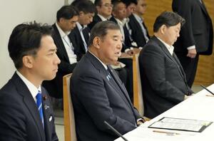 コメの安定供給に関する関係閣僚会議に臨む前首相の石破茂（中央）。手前は前農相の小泉進次郎＝２０２５年８月、首相官邸