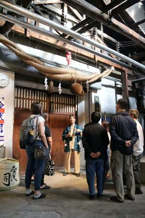 今代司酒造の酒蔵見学に参加するシンガポールと香港からの観光客=新潟市中央区