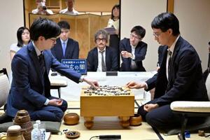 囲碁の第50期名人戦7番勝負の第5局を終え、対局を振り返る芝野虎丸十段(左)と一力遼名人=8日午後、甲府市