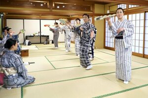 日本舞踊キャラバン新潟公演に向けた稽古に汗を流す舞踊家ら=新潟市中央区古町通9