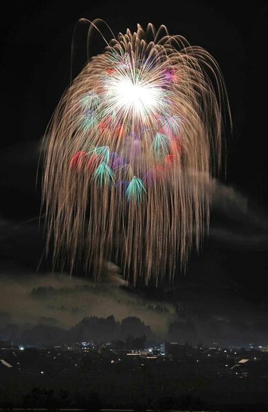 待ってました！夜空照らす四尺の大輪、世界最大級の花火 片貝まつり
