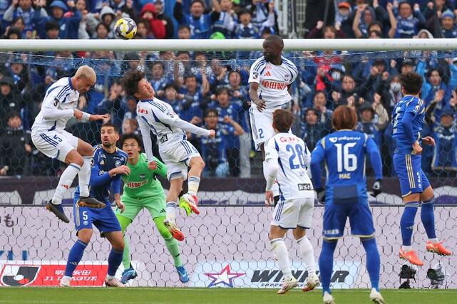 後半、相手ＣＫを防ぐ新潟の選手たち