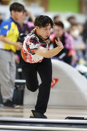 成年男子・団体戦（４人チーム）ボウリング決勝　第２投者の斎藤理恩＝１０月１１日、佐賀県佐賀市　ボウルアーガス