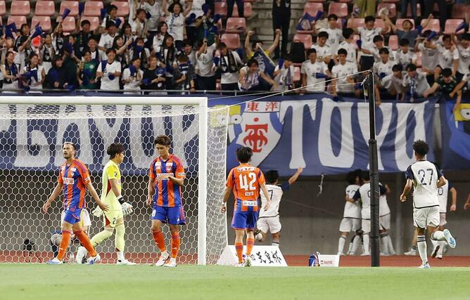 新潟-東洋大 後半12分、勝ち越しゴールを許し、肩を落とす新潟の選手たち=ビッグスワン(写真映像部・立川悠平)