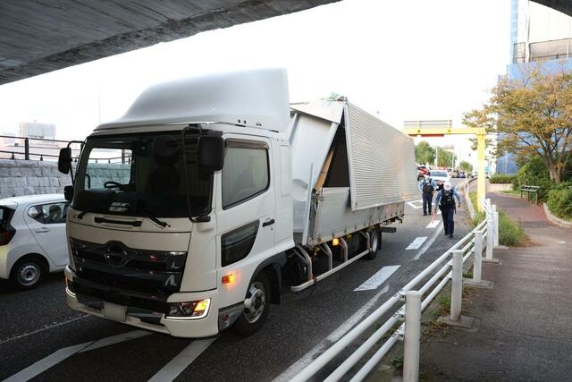 荷台が損傷したトラック