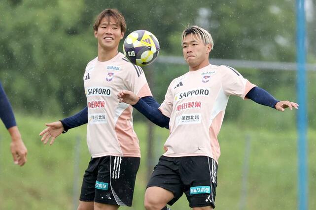 DF堀米悠斗(右)=6月24日、聖籠町