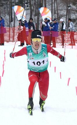 少年男子10キロクラシカル ゴールする坂詰真吾(十日町高)=青森県大鰐町