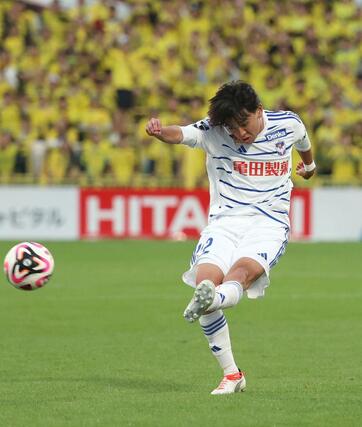 柏－新潟　後半、クロスを上げるＤＦ橋本健人＝三協Ｆ柏