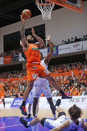 第３クオーター、ゴール下で粘るフェルプス＝アオーレ長岡