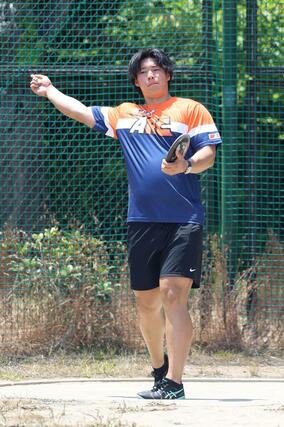 練習する男子円盤投げの北原博企＝新潟市陸上競技場