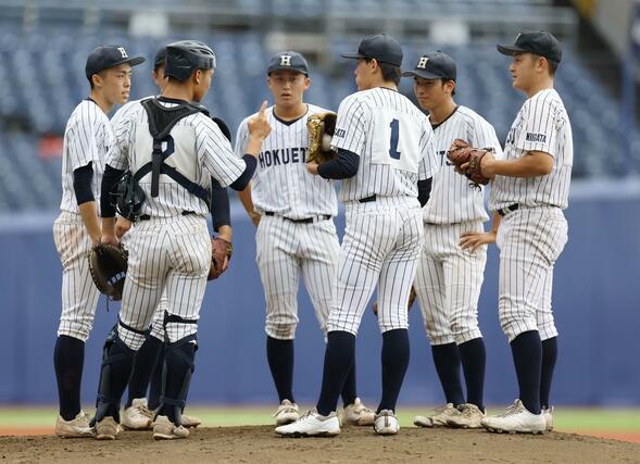 帝京長岡－北越　１回裏、先制点を許した後でマウンドに集まる北越の選手たち＝エコスタ