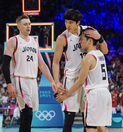 フランスに敗れた日本代表。(右から)河村、渡辺雄、ホーキンソン=リール(共同)