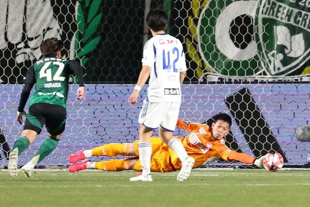 松本－新潟　前半、ＧＫ吉満大介が好セーブ＝松本市