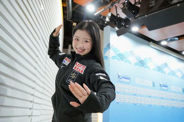 試合から一夜明け、撮影に応じる中井亜美＝北京（共同）