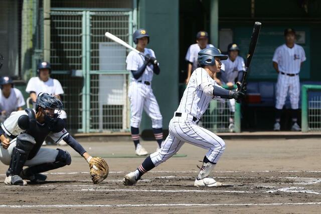 新潟南－万代　二回１死満塁で勝ち越しの適時打を放つ万代の髙橋佑羽＝三条市パールスタ
