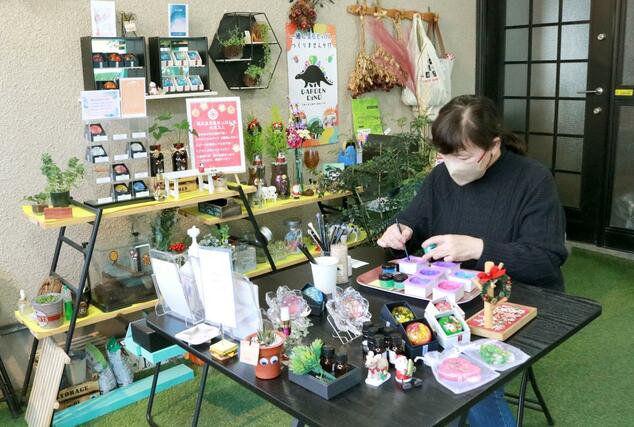 店内で宝石せっけんを作る曽山春美さん＝燕市小中川