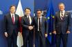 　日ＥＵ「ハイレベル経済対話」に臨む赤沢経産相（中央左）とＥＵのセジュルネ上級副委員長（同右）ら＝７日、ブリュッセル（経産省提供・共同）