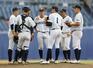 帝京長岡-北越 1回裏、先制点を許した後でマウンドに集まる北越の選手たち=エコスタ