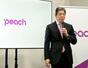ピーチの複合研修施設について説明する大橋一成CEO=7月、関西空港