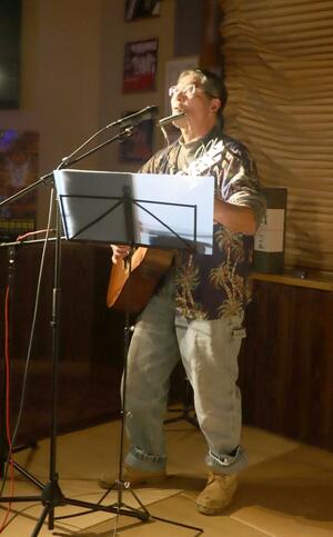 約半世紀の音楽活動を締めくくるラストライブで熱唱する岩﨑千尋さん=佐渡市上矢馳